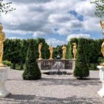 Kunst en tuin: hoe je sculpturen en decoratieve objecten integreert in een hedendaagse buitenruimte