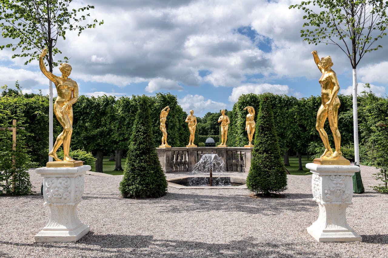 Kunst en tuin: hoe je sculpturen en decoratieve objecten integreert in een hedendaagse buitenruimte
